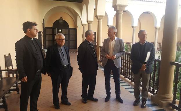 El consejero de Cultura y el obispo de Málaga conversando, en el centro de la foto. 