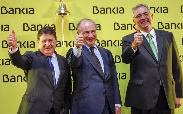 Rodrigo Rato (centro), junto a José Luis Olivas (izda.) y Francisco Verdú (dcha.) en la salida a Bolsa de Bankia en 2011. :: e. agudo