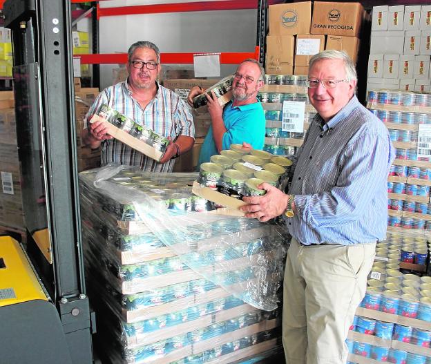 Joaquín Jiménez y otros miembros de Bancosol, en su almacén en Ronda.  v. melgar 