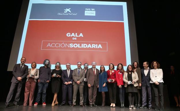 Responsables de las asociaciones reconocidas en la I Gala de Acción Solidaria, junto a autoridades y una representación de SUR y de la Obra Social La Caixa.