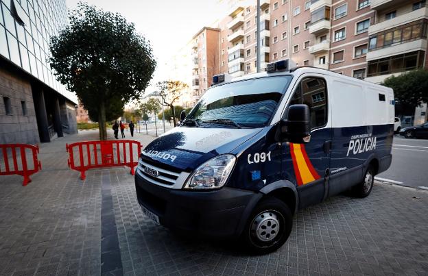 Furgón con los cinco miembros de 'La Manada' a su entrada al Palacio de Justicia de Pamplona. :: efe