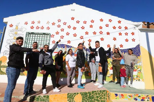 El centro María de la O de Los Asperones tiene un mural en la puerta con estrellas que representan a los alumnos que se han graduado. :: fernando gonzález