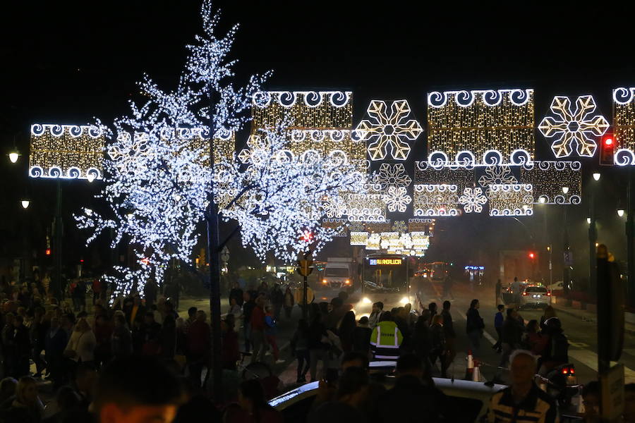 Las calles de los distintos distritos de Málaga se encienden ya para preparar la Navidad. 