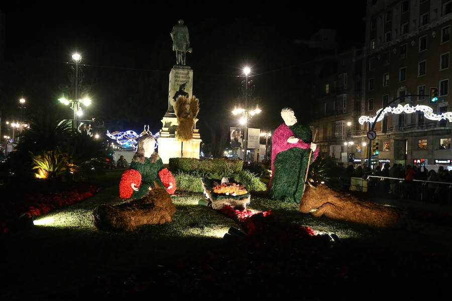 Las calles de los distintos distritos de Málaga se encienden ya para preparar la Navidad. 