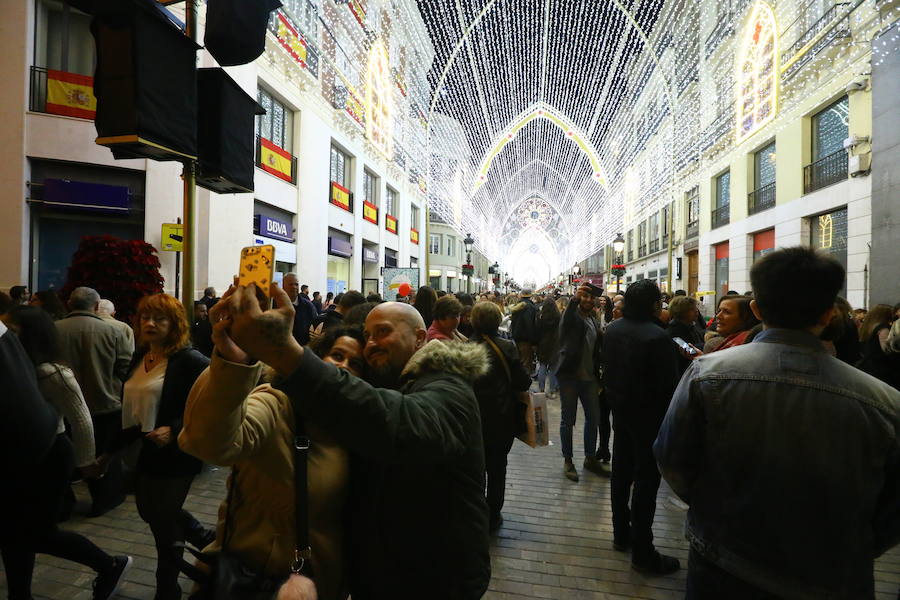 Las calles de los distintos distritos de Málaga se encienden ya para preparar la Navidad. 