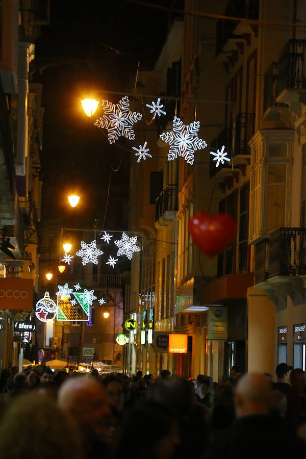 Las calles de los distintos distritos de Málaga se encienden ya para preparar la Navidad. 