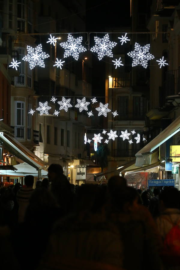 Las calles de los distintos distritos de Málaga se encienden ya para preparar la Navidad. 