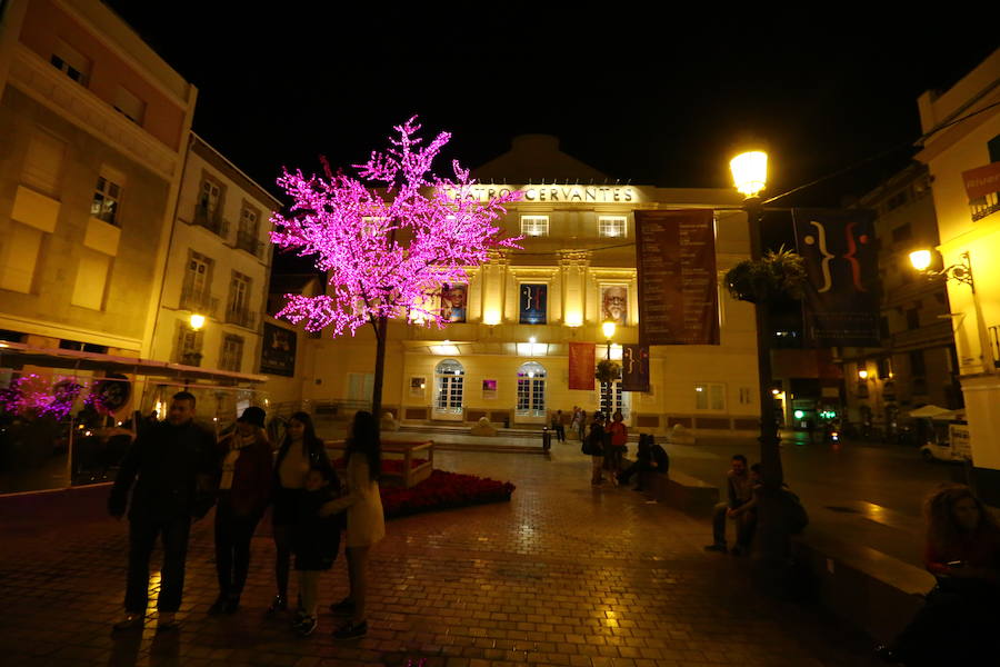 Las calles de los distintos distritos de Málaga se encienden ya para preparar la Navidad. 