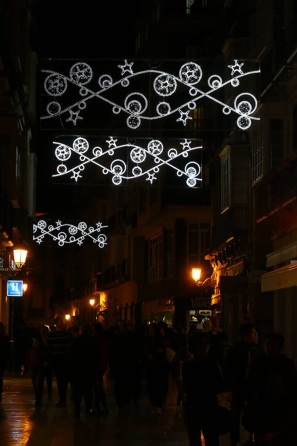 Las calles de los distintos distritos de Málaga se encienden ya para preparar la Navidad. 