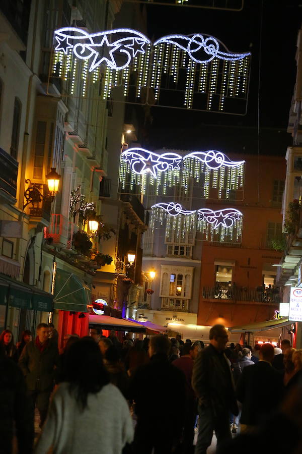 Las calles de los distintos distritos de Málaga se encienden ya para preparar la Navidad. 