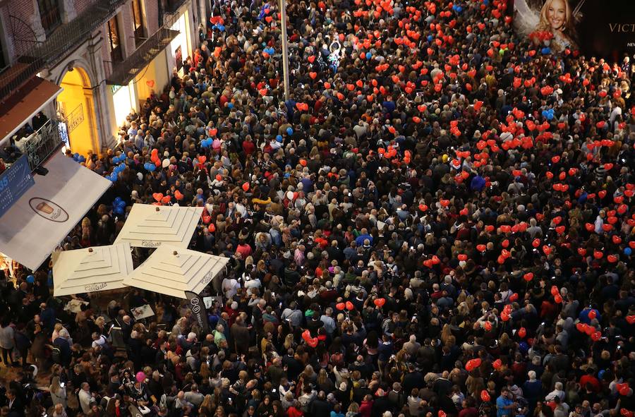 En Málaga ya es Navidad tras el encendido oficial del alumbrado navideño de la calle Larios y la plaza de la Constitución.