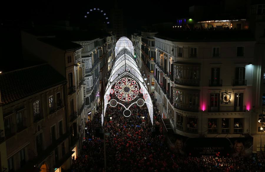 En Málaga ya es Navidad tras el encendido oficial del alumbrado navideño de la calle Larios y la plaza de la Constitución.