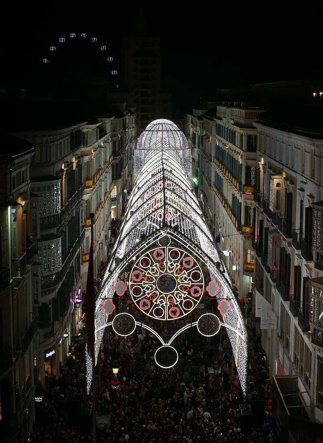 En Málaga ya es Navidad tras el encendido oficial del alumbrado navideño de la calle Larios y la plaza de la Constitución.