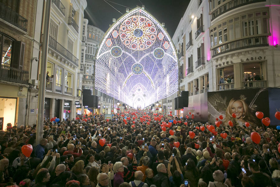 En Málaga ya es Navidad tras el encendido oficial del alumbrado navideño de la calle Larios y la plaza de la Constitución.