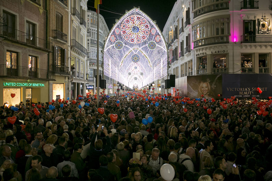 En Málaga ya es Navidad tras el encendido oficial del alumbrado navideño de la calle Larios y la plaza de la Constitución.