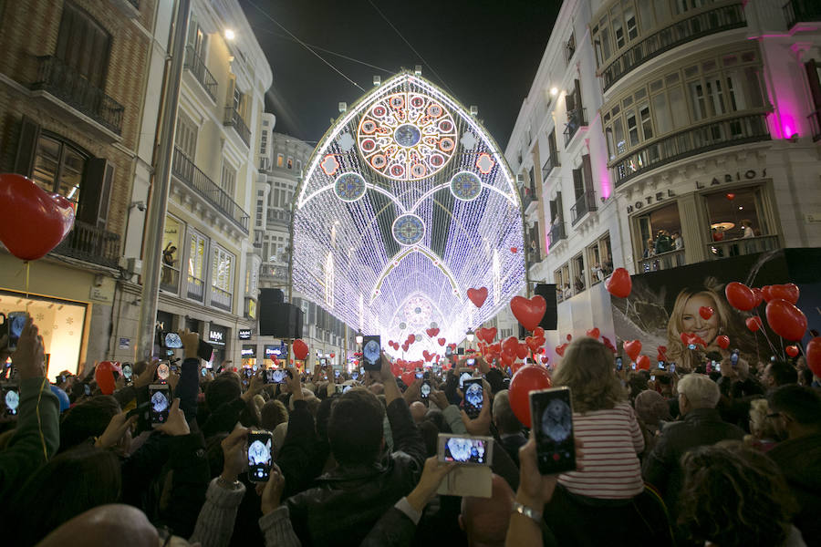 En Málaga ya es Navidad tras el encendido oficial del alumbrado navideño de la calle Larios y la plaza de la Constitución.