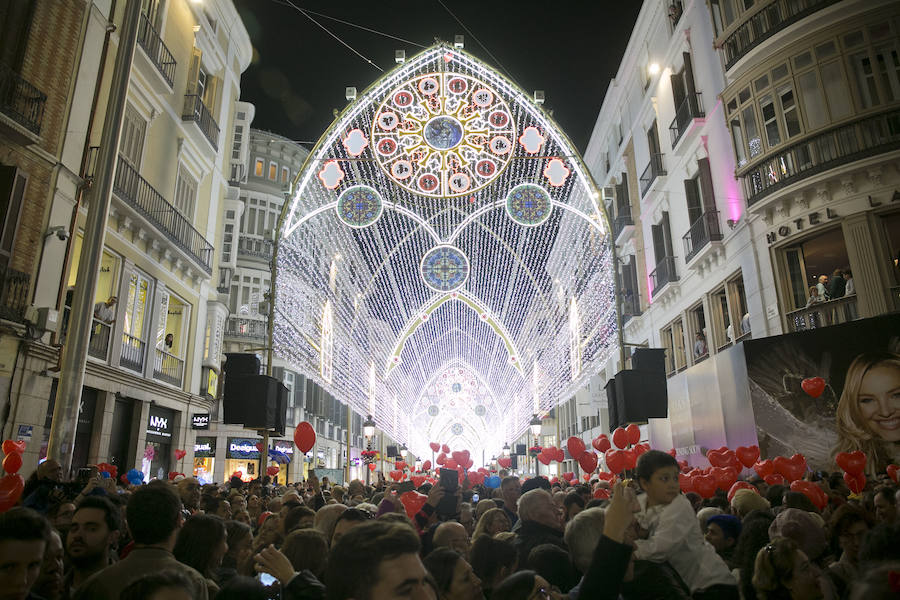 En Málaga ya es Navidad tras el encendido oficial del alumbrado navideño de la calle Larios y la plaza de la Constitución.