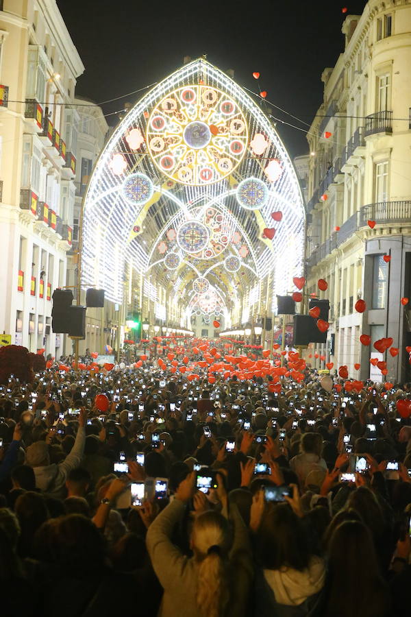 En Málaga ya es Navidad tras el encendido oficial del alumbrado navideño de la calle Larios y la plaza de la Constitución.