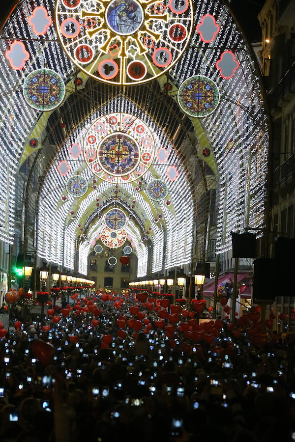 En Málaga ya es Navidad tras el encendido oficial del alumbrado navideño de la calle Larios y la plaza de la Constitución.