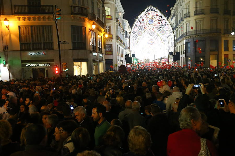 En Málaga ya es Navidad tras el encendido oficial del alumbrado navideño de la calle Larios y la plaza de la Constitución.