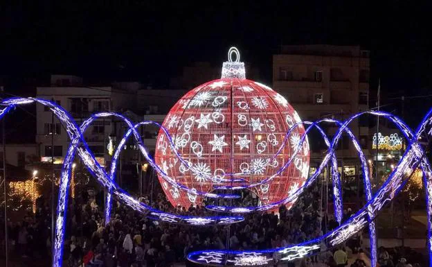Una enorme bola de Navidad da la bienvenida a las fiestas en Fuengirola