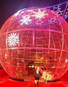 Imagen secundaria 2 - Una enorme bola de Navidad da la bienvenida a las fiestas en Fuengirola