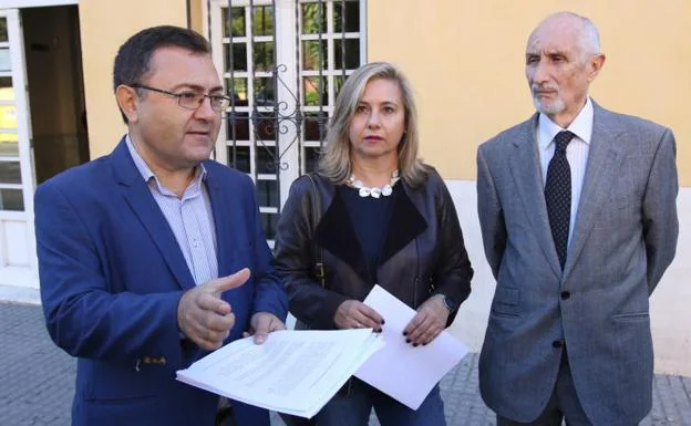 Miguel Ángel Heredia, Begoña Tundidor y Antonio Morales frente a la su delegación del Gobierno en Málaga.