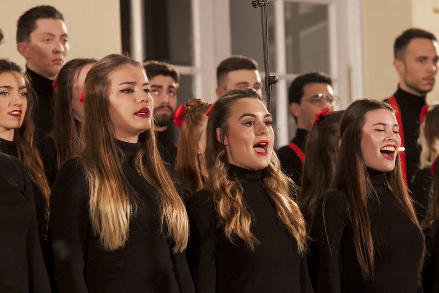 140 alumnos de la Escuela de Arte han interpretado temas navideños con motivo del encendido de la iluminación del teatro para estas fiestas