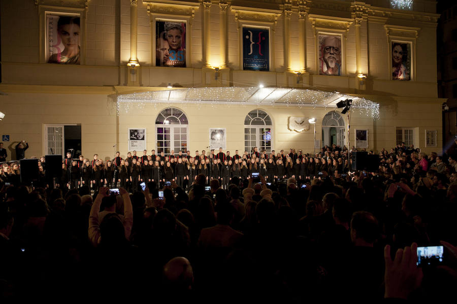 140 alumnos de la Escuela de Arte han interpretado temas navideños con motivo del encendido de la iluminación del teatro para estas fiestas