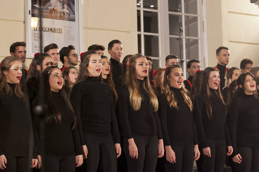 140 alumnos de la Escuela de Arte han interpretado temas navideños con motivo del encendido de la iluminación del teatro para estas fiestas