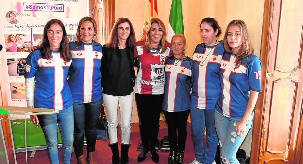 La presidenta de la Junta de Andalucía, Susana Díaz, posa con la camiseta del equipo femenino de rugby URA y algunas jugadoras. :: efe