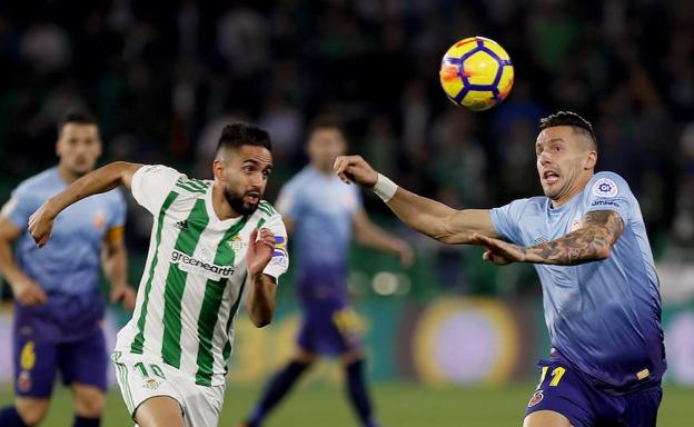 Ryad Boudebouz (i) y Francisco Aday (d), disputando el balón.