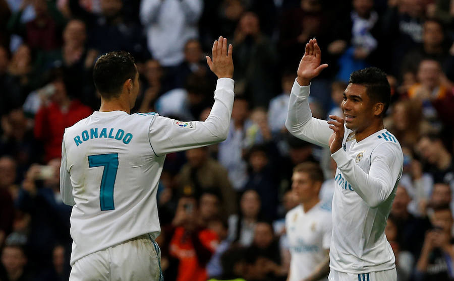 El Real Madrid venció al Málaga 3-2 en el Santiago Bernabéu. Un partido loco donde Benzema abrió la lata y Casemiro volvió a poner ventaja tras el empate de Rolan. El 'Chory' Castro volvió a poner las tablas tras un error de Kiko Casilla y Cristiano, que vio como Roberto paraba su penalti, anotaba a placer en el rechace para dar la victoria a los blancos. 