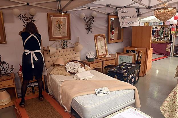 Parte del mobiliario que se ha puesto a la venta en los dos expositores de Cáritas en el bazar. :: josele-lanza