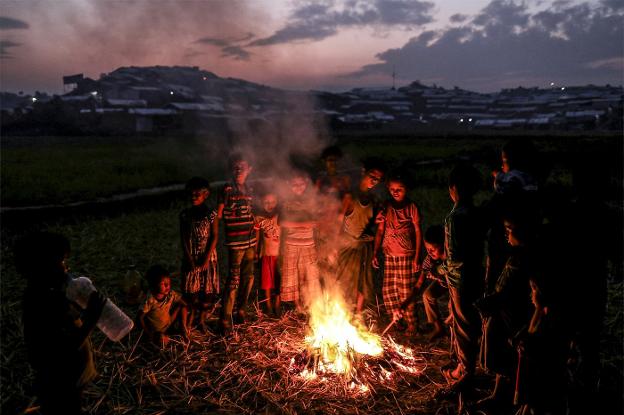 Niños rohinyá se reúnen en torno a una hoguera en uno de los campamentos que los acogen en Bangladés. :: Susana Vera / reuters