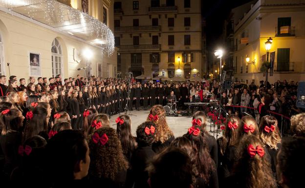 Imagen principal - La Navidad ilumina el Cervantes