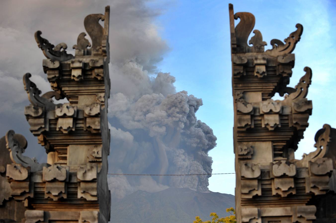 La actividad del volcán Agung, que este sábado expulsó una nube de cenizas que ha llegado hasta los 4.000 metros de altura, ha provocado la cancelación de decenas de vueltos y ha dejado varados en Bali a más de 2.000 pasajeros
