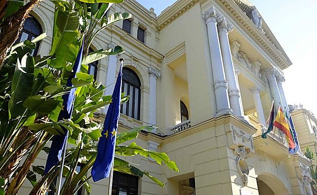 El Ayuntamiento de Málaga exigirá a las empresas que contrate que no paguen a sus empleados menos de 8 euros la hora