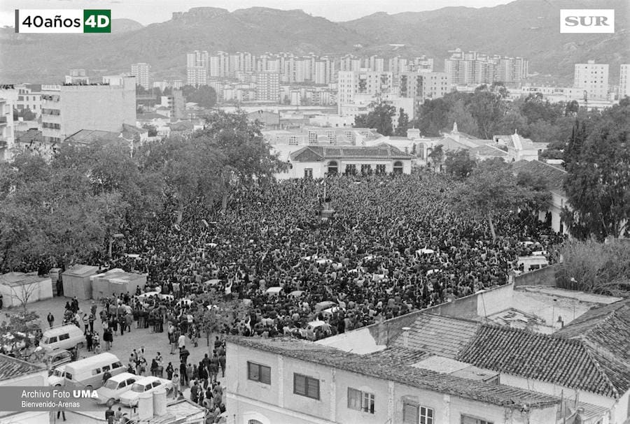 Manuel José García Caparrós es enterrado en el cementerio de San Miguel en un clima de gran tensión un día después de la manifestación a favor de la autonomía andaluza en Málaga. Unas 30.000 personas acuden a darle el último adiós, según las crónicas del momento. 