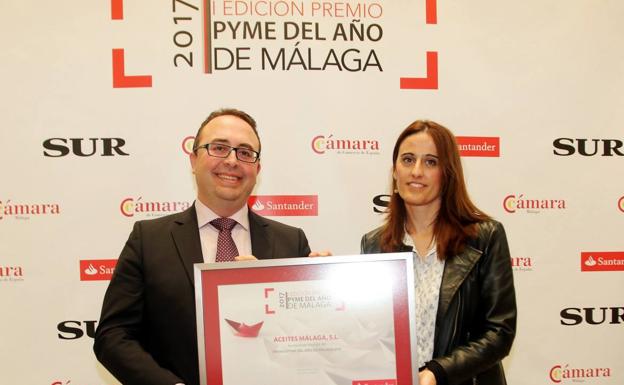 Yolanda Quesada hizo la entrega del diploma a Aceites Málaga, que recogió Antonio Francisco Pérez González.