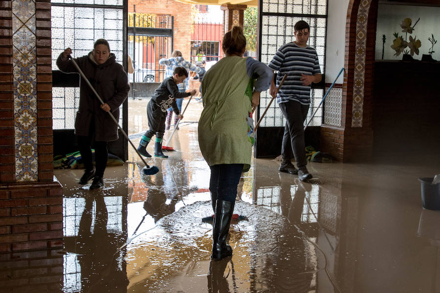 Bomberos, Protección Civil, padres y algunos alumnos trabajan para achicar el agua, que ha inundado el colegio La Milagrosa