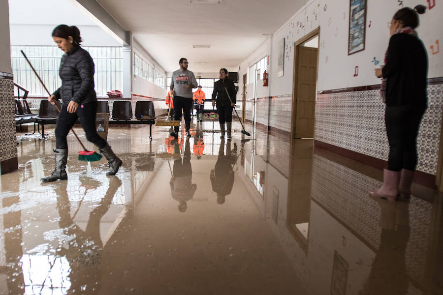 Bomberos, Protección Civil, padres y algunos alumnos trabajan para achicar el agua, que ha inundado el colegio La Milagrosa