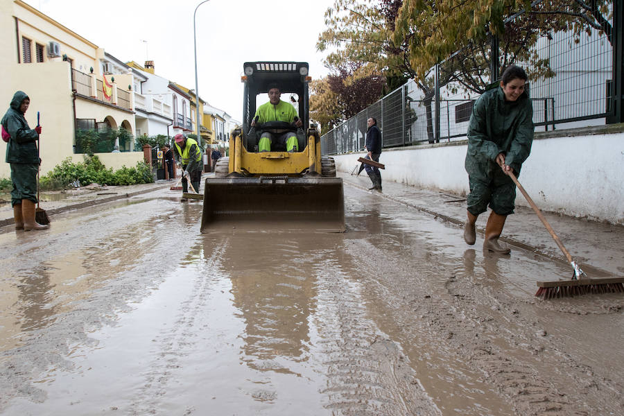 Bomberos, Protección Civil, padres y algunos alumnos trabajan para achicar el agua, que ha inundado el colegio La Milagrosa