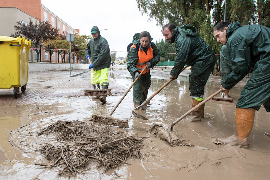 Bomberos, Protección Civil, padres y algunos alumnos trabajan para achicar el agua, que ha inundado el colegio La Milagrosa