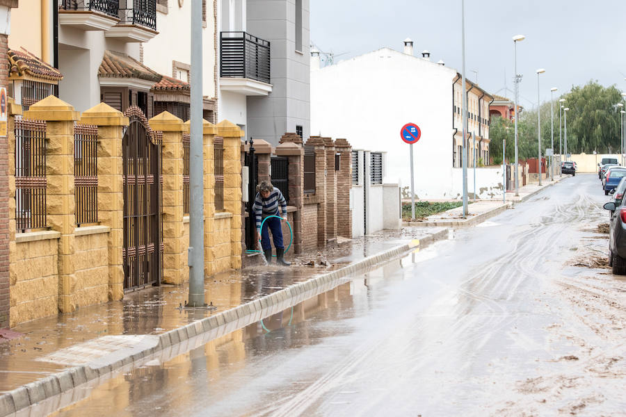 Bomberos, Protección Civil, padres y algunos alumnos trabajan para achicar el agua, que ha inundado el colegio La Milagrosa