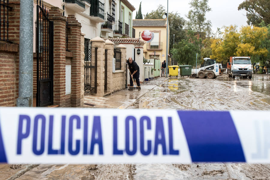 Bomberos, Protección Civil, padres y algunos alumnos trabajan para achicar el agua, que ha inundado el colegio La Milagrosa