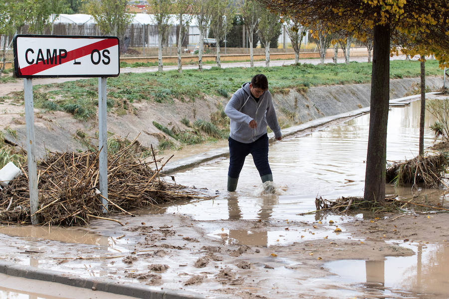 Bomberos, Protección Civil, padres y algunos alumnos trabajan para achicar el agua, que ha inundado el colegio La Milagrosa