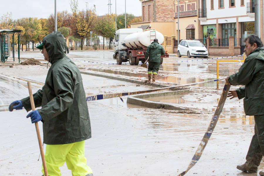 Bomberos, Protección Civil, padres y algunos alumnos trabajan para achicar el agua, que ha inundado el colegio La Milagrosa