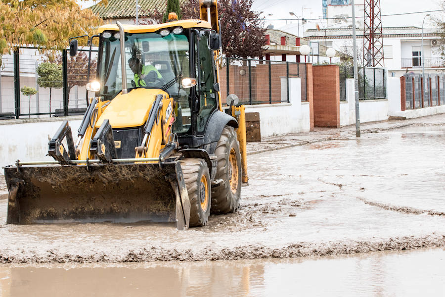 Bomberos, Protección Civil, padres y algunos alumnos trabajan para achicar el agua, que ha inundado el colegio La Milagrosa