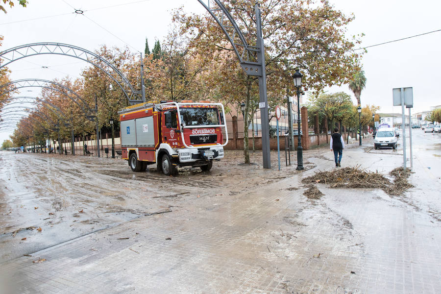 Bomberos, Protección Civil, padres y algunos alumnos trabajan para achicar el agua, que ha inundado el colegio La Milagrosa